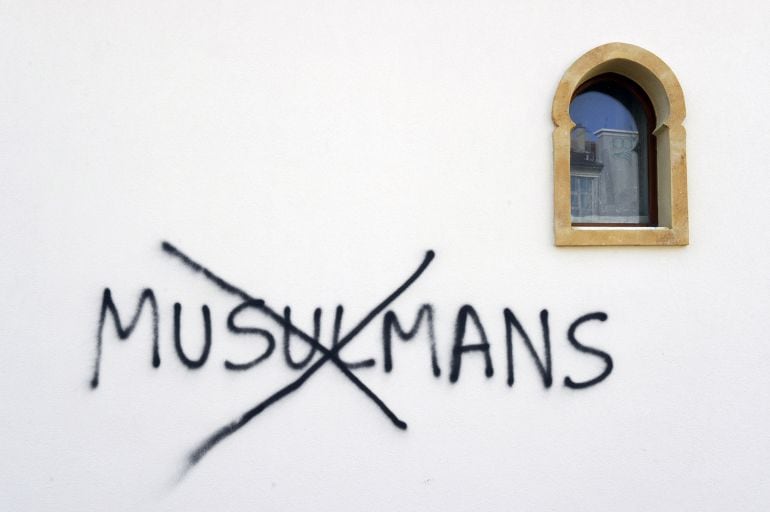 La fotografía tomada en Saint-Etienne muestra un graffiti racista tachando el término &quot;musulmanes&quot; y pintado en la pared de una mezquita en construcción.