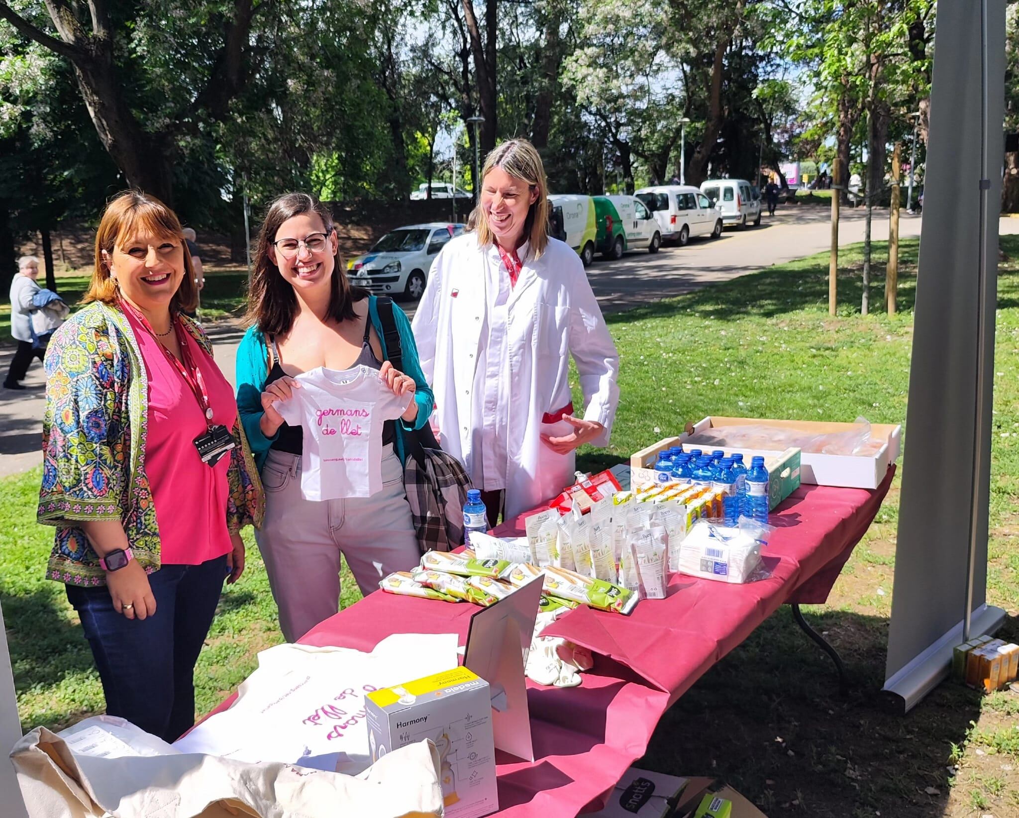 A la paradeta muntada als jardins de l'Arnau també hi havia samarretes per a nadons amb la frase: "germans de llet".