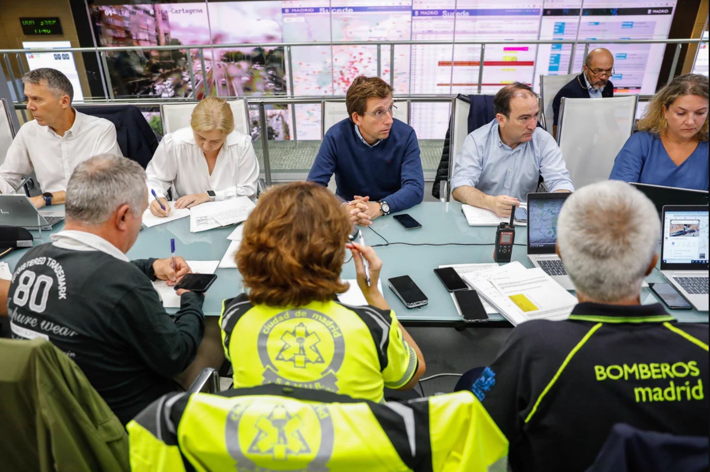 El alcalde de Madrid, José Luis Martínez Almeida, presidiendo la reunión de coordinación en el Centro Integrado de Seguridad y Emergencias con los responsables de todos los servicios implicados ante la previsión ofrecida por la AEMET de fuertes lluvias y tormentas este domingo, en Madrid