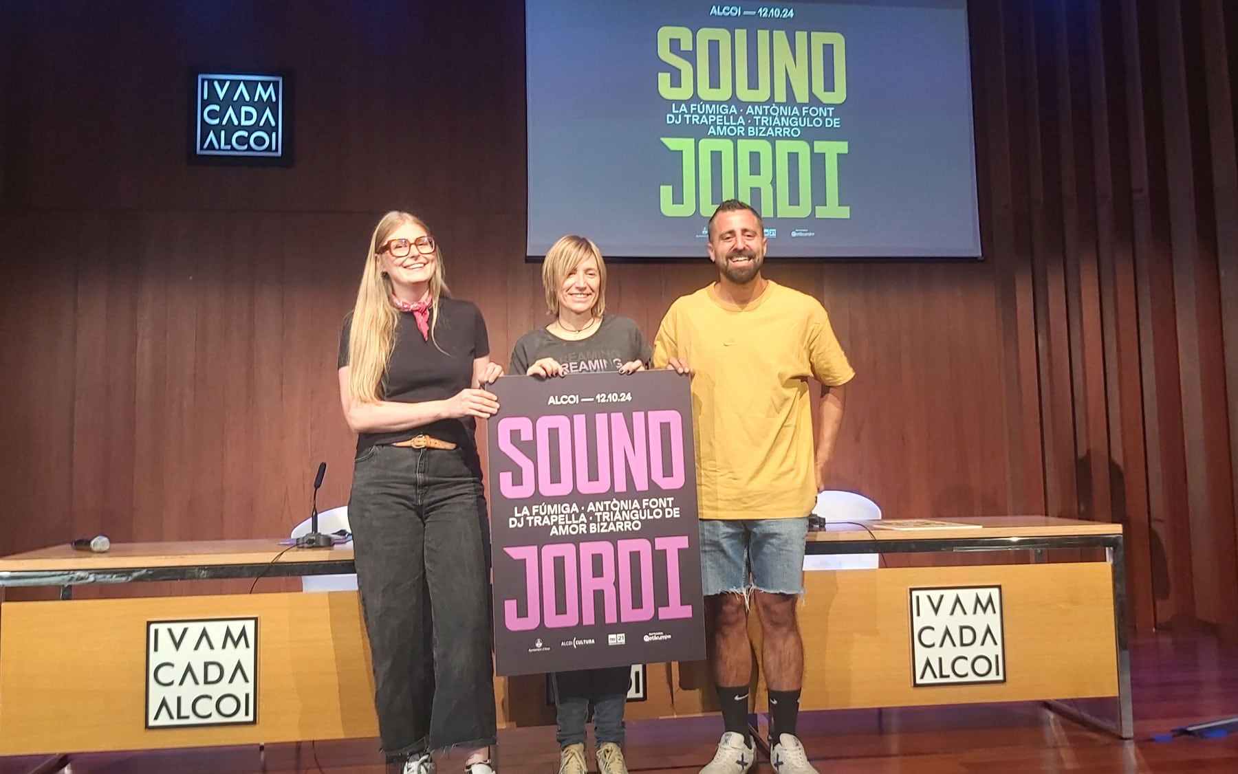 Iris Estela, Elisa Guillem i Artur Martínez, amb el cartell del Sound Jordi