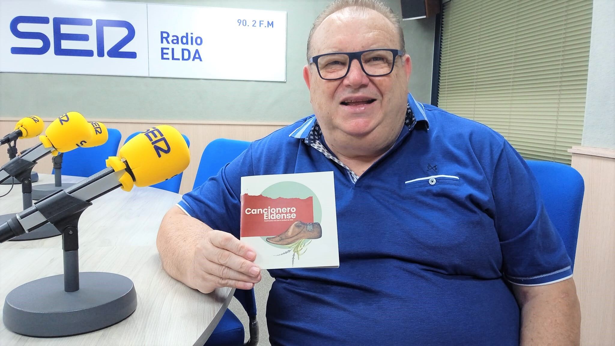 Elios Vera anima a los jóvenes a cantar las canciones populares de Elda