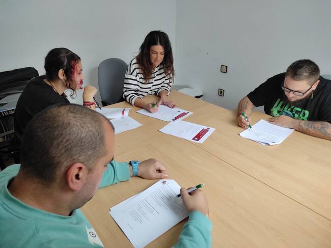 Borja Carretero y su grupo llevando a cabo una validación de texto en lectura fácil
