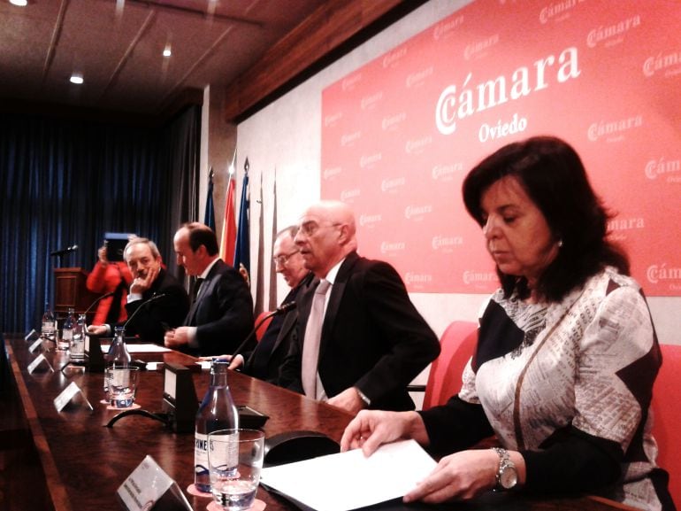 Acto de entrega de la Medalla de Oro de las cámaras de comercio a Jesús Serafín Pérez. Sentados a la mesa, de izquierda a derecha: Wenceslao López, alcalde de Oviedo; Fernández Kely, presidente de la Cámara de Comercio de Oviedo; José Luis Bonet, presiden