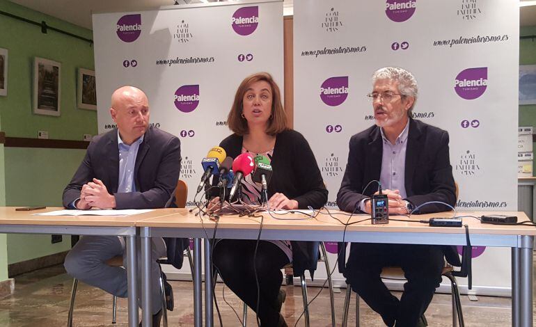 Luis Calderón (i), Ángeles Armisén (c) y Miguel Nozal (d)