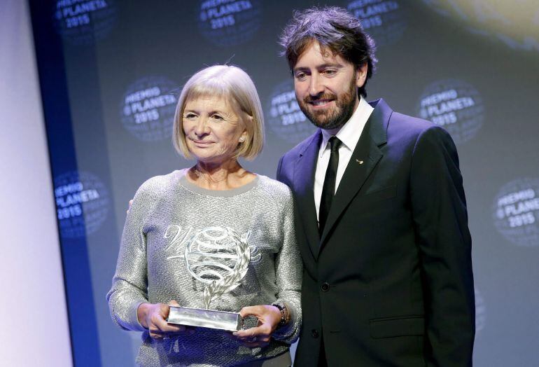 La escritora manchega Alicia Giménez-Bartlett (i) posa con el Premio Planeta junto al finalista Daniel Sánchez Arevalo, durante la cena celebrada esta noche en el Palau de Congresos de Catalunya, en Barcelona.