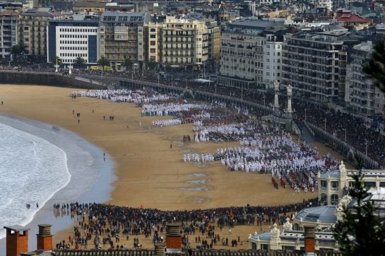 GRA133. SAN SEBASTIÁN, 23/01/2016.- Vista del multitudinario encuentro con las tamborradas de la ciudad para llamar a la ciudadanía a participar en los actos de inauguración de la Capitalidad Cultural Europea San Sebastián 2016, que arranca hoy oficialmen