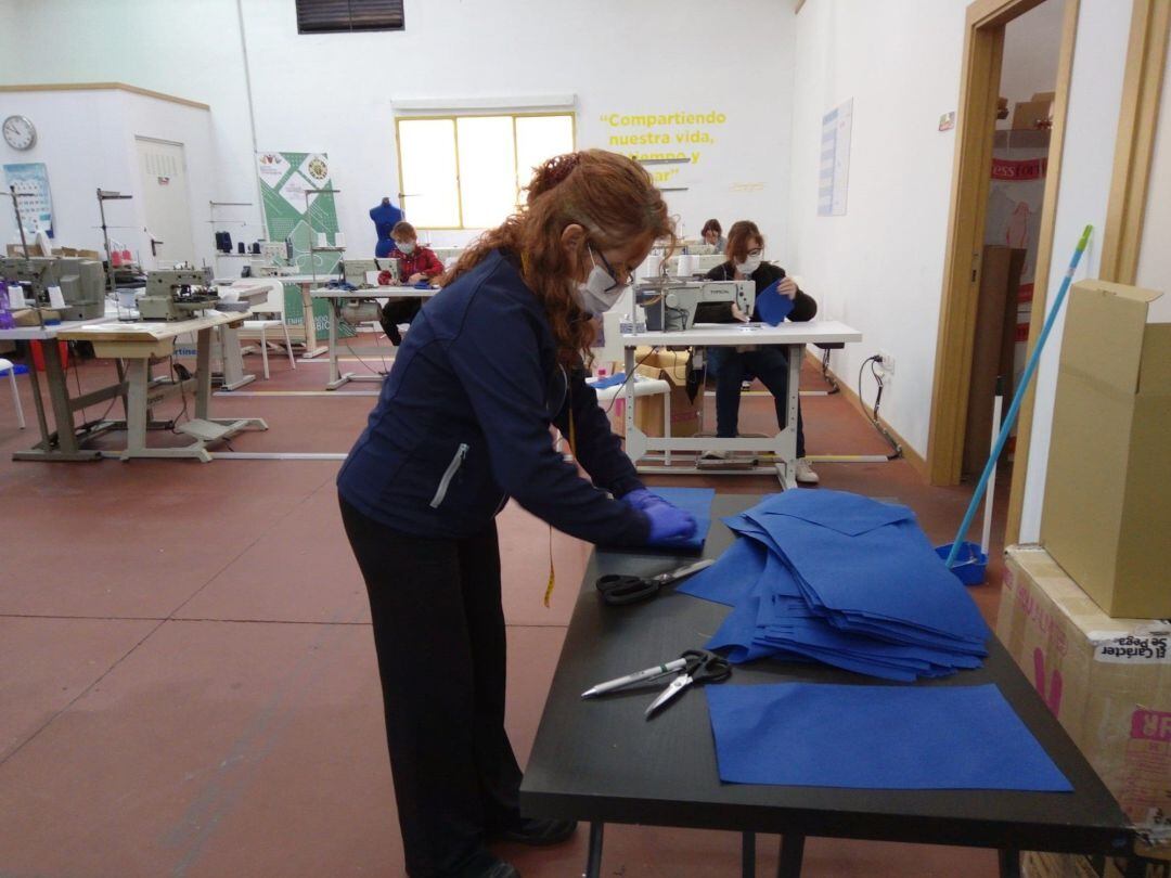 La Diputación de Málaga y "la Caixa" comienzan a fabricar mascarillas para los profesionales sanitarios y de centros y residencias para lo que contratan a 25 personas en riesgo de exclusión social