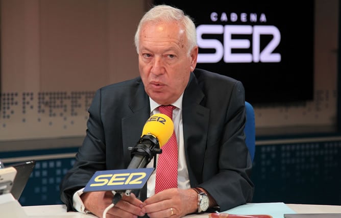 El ministro de Asuntos Exteriores, José Manuel García-Margallo, en los estudios de la Cadena SER.
