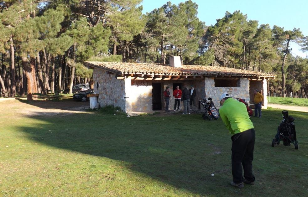 Jugadores en el campo de golf rústico de La Vereda, en Villalba de la Sierra (Cuenca).