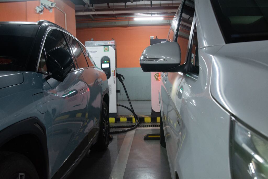 Aparcamiento con punto de carga para coches eléctricos en China.