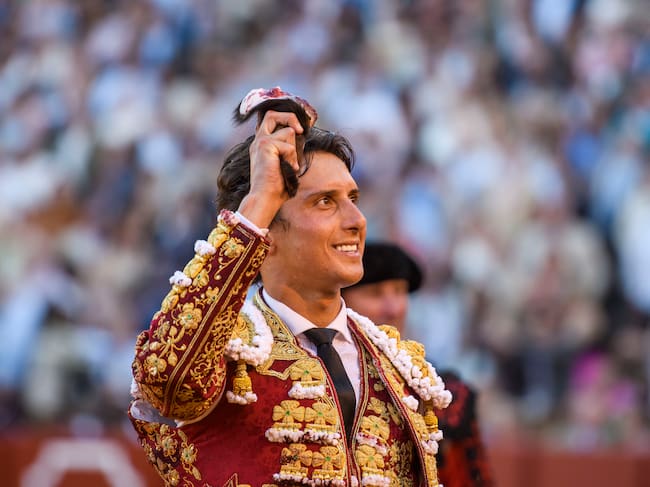 SEVILLA. 17/04/2026. - El diestro Roca Rey con el trofeo conseguido ante el segundo de su lote durante la corrida de séptima de abono que se ha celebrado este viernes en la Plaza de Toros de La Maestranza, en Sevilla. EFE/ Raúl Caro.