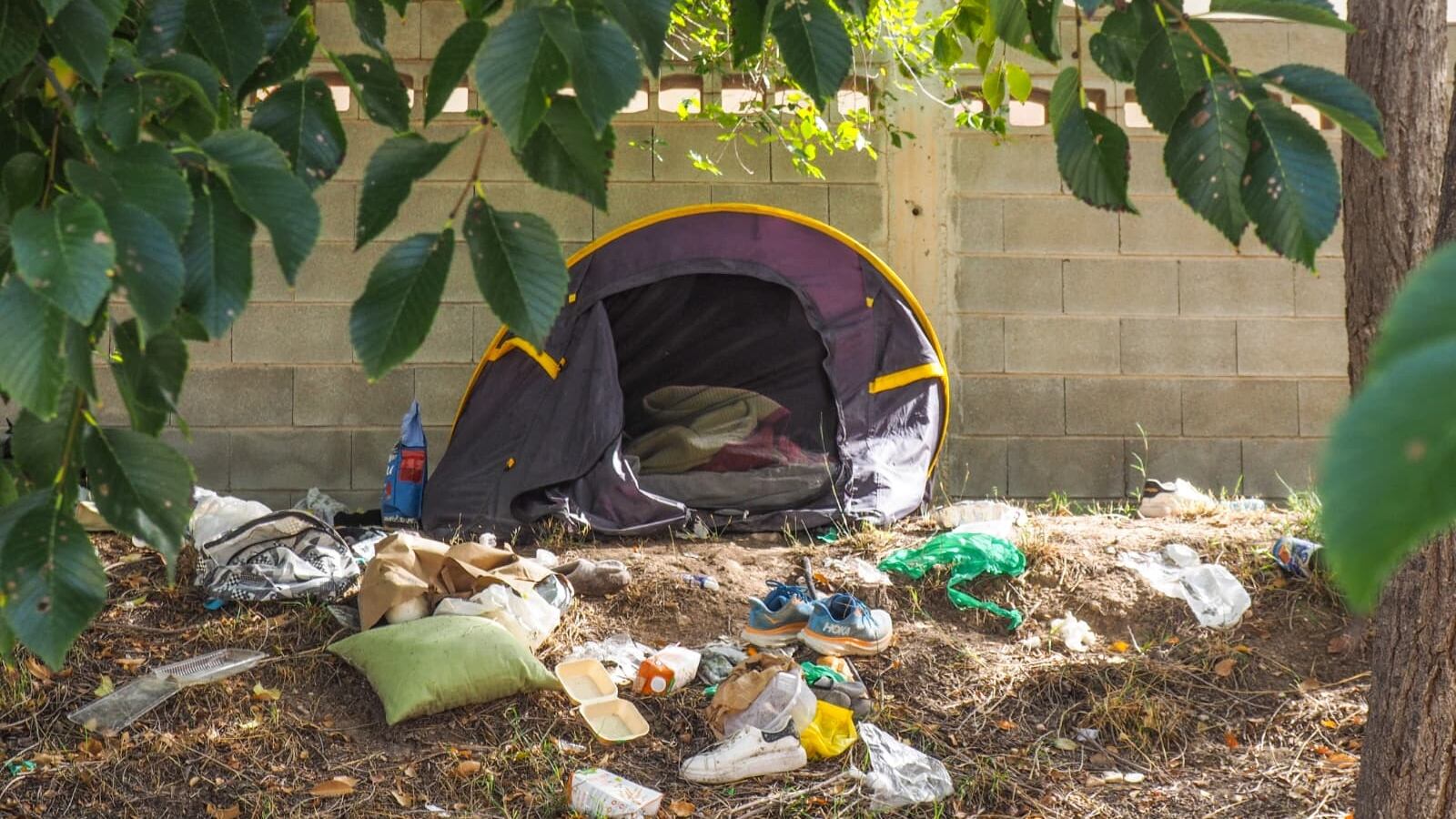 Los populares han denunciado que permanece instalada una tienda de campaña a escasos metros de la zona en la que entrenan decenas de niños y niñas