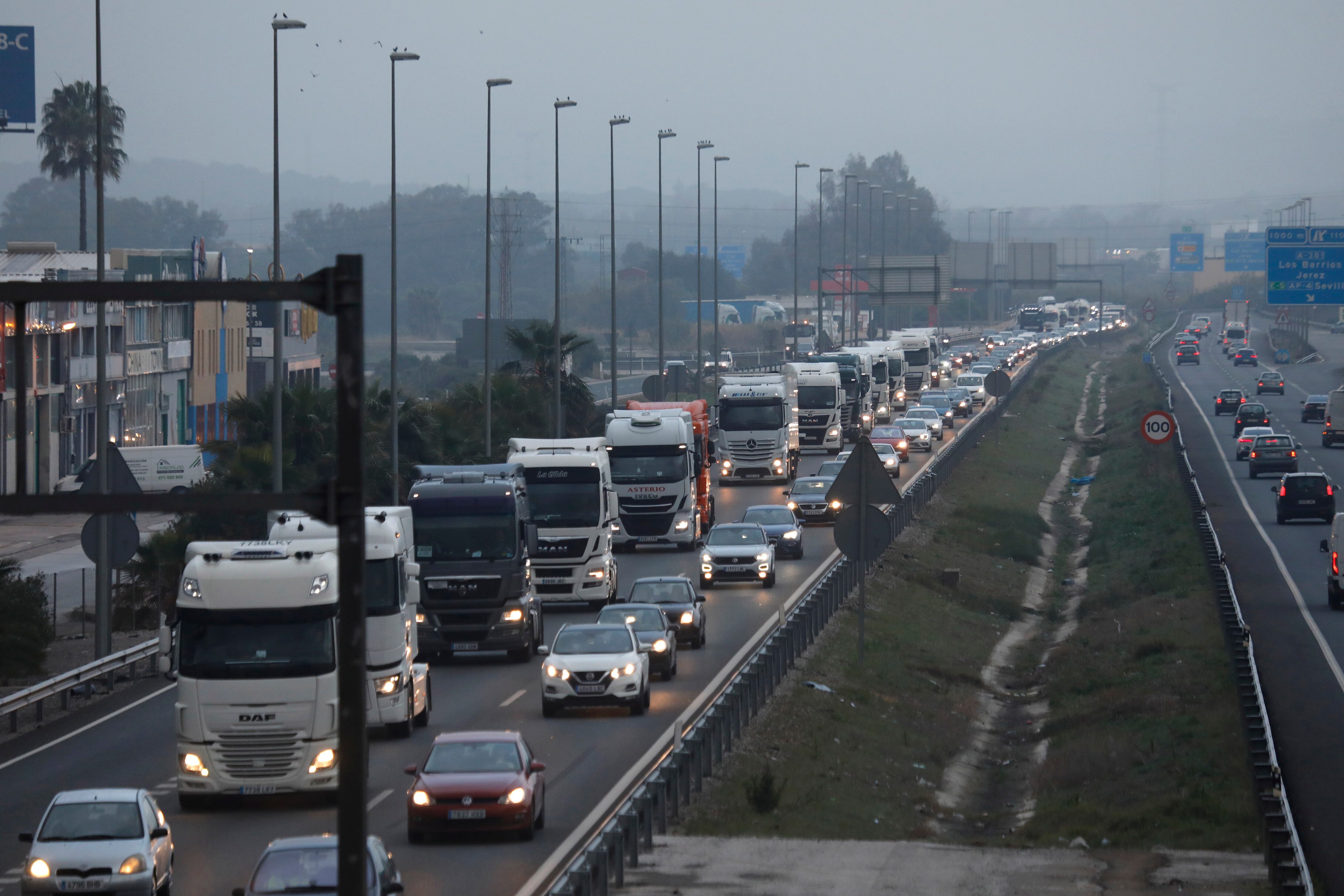 Un grupo de transportistas autónomos en caravana