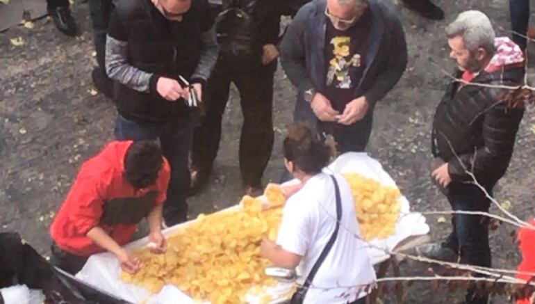 Imagen de vendedores ambulantes de papas y refrescos antes de la mascletà