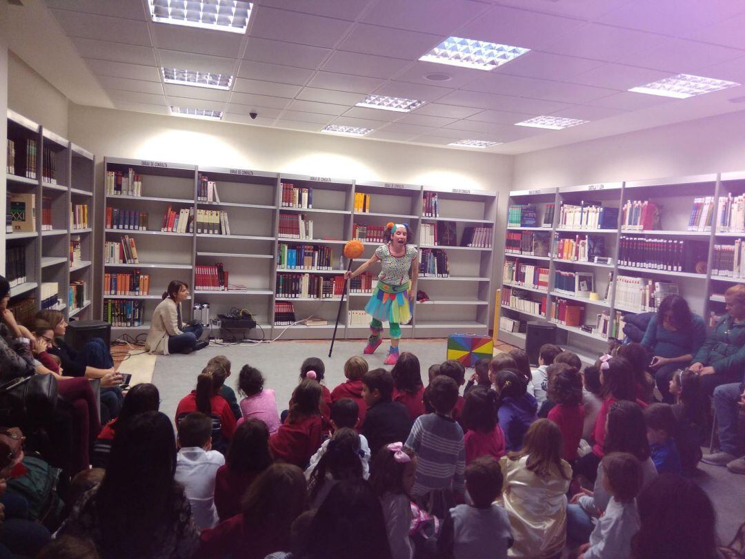 Niños en la participación del cuenta-cuentos de la semana cultural de la Biblioteca