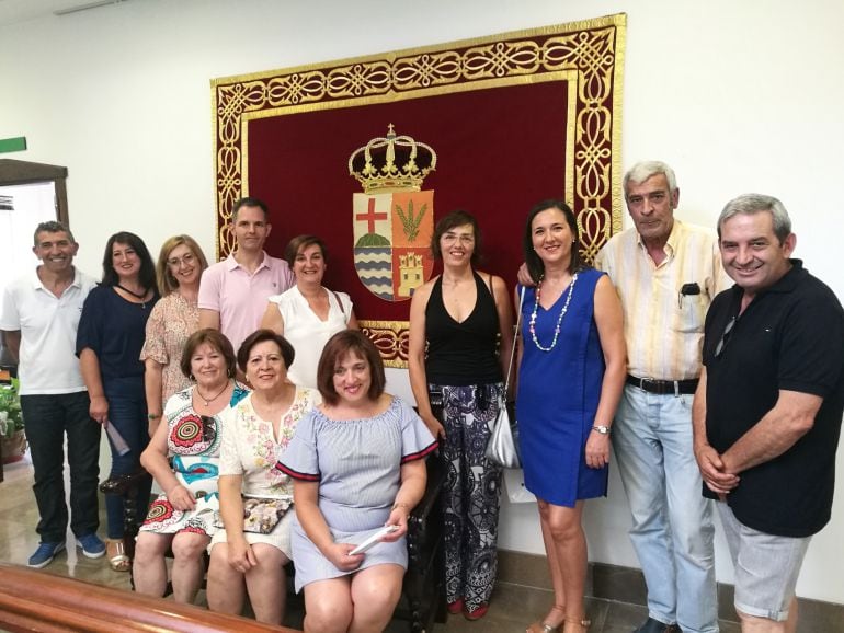 Entrega del tapiz con el escudo municipal al Ayuntamiento de Padul (Granada)