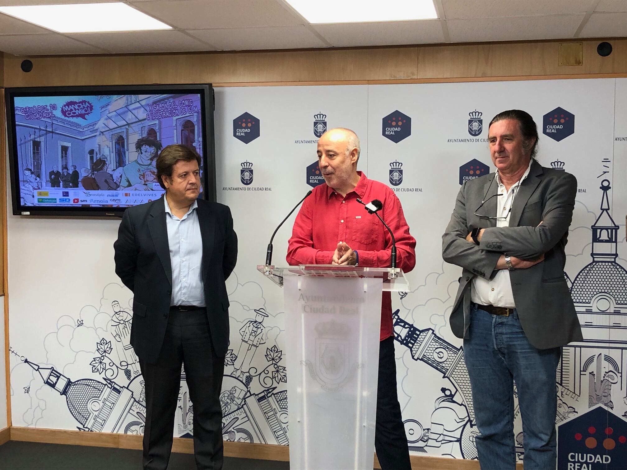 El director de MANCHACOMIC, Ángel Serrano; el concejal de Cultura, Pedro Lozano y Gundemaro Sobrino ( Globalcaja ) han presentado la X edición de Manchacómic