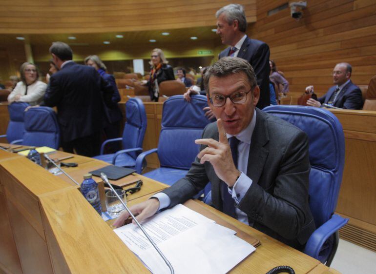 El presidente de la Xunta de Galicia en funciones, Alberto Núñez Feijóo, al inicio del debate de investidura en el Parlamento gallego