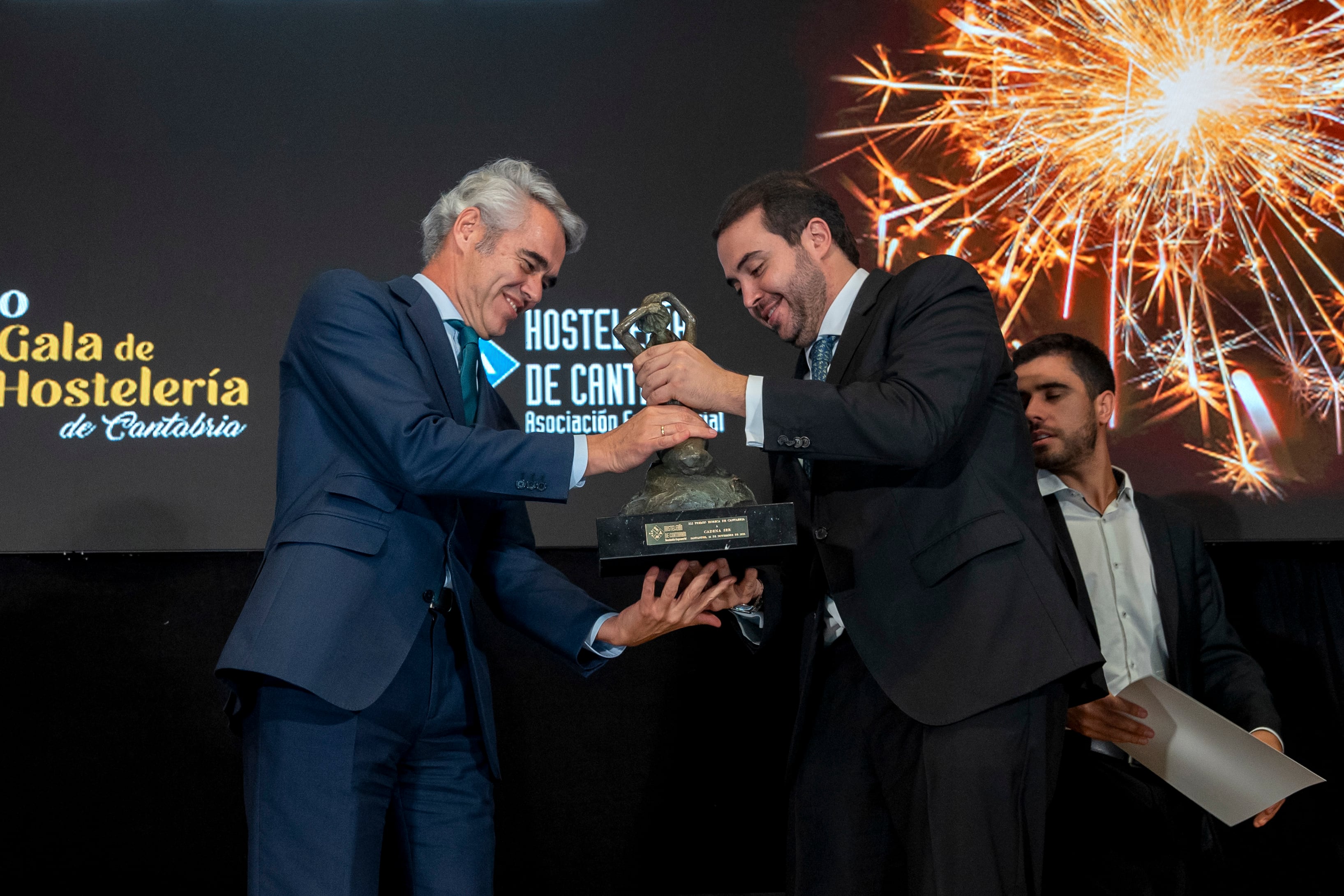 SANTANDER, 26/11/2024.- La cadena SER ha logrado este martes el premio Horeca 2024, que concede la Asociación de Empresarios de Hostelería de Cantabria, en el centenario de la radio en España, un galardón que recoge el director general de la SER Ignacio Soto (i). EFE/ROMÁN G. AGUILERA
