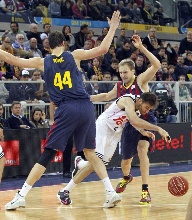 Rudy Fernández sortea a dos rivales.
