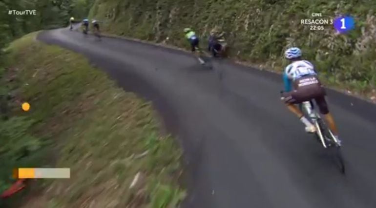 Porte chocando contra Martin tras caerse de su bicicleta.