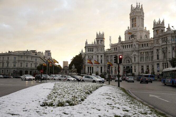 Vista desde la calle Alcalá de la Plaza de Cibeles en Madrid nevada debida al frío intenso que afecta a casi toda la península