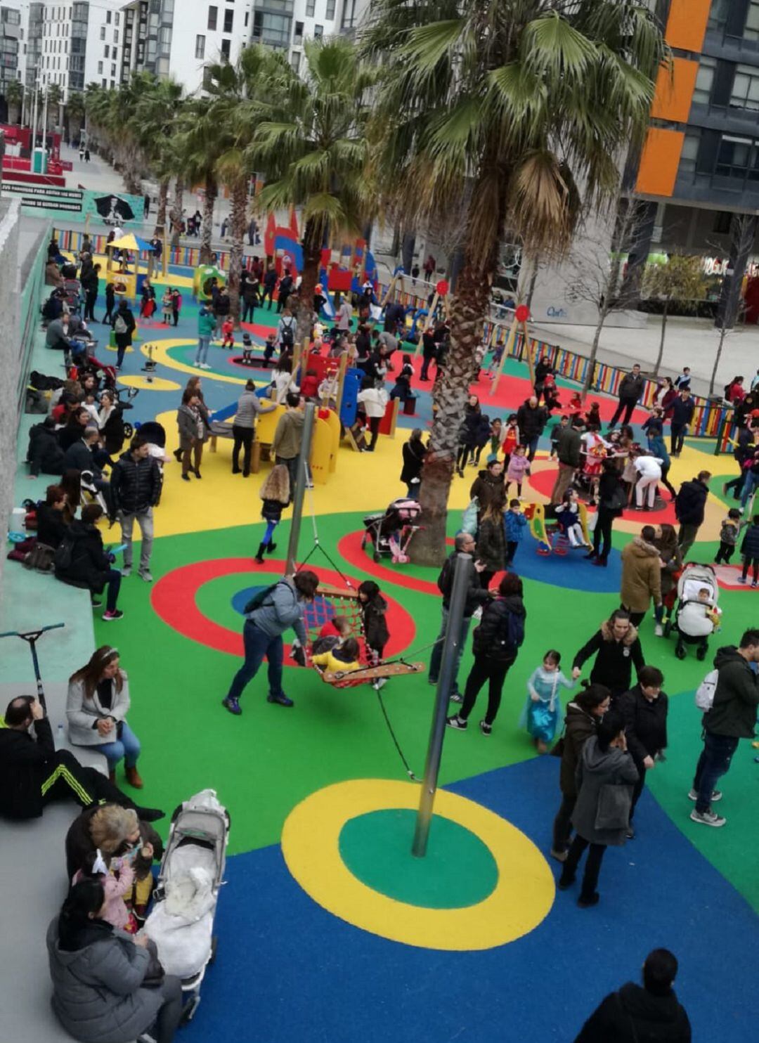 El parque infantil de Navia se estrenó con lleno absoluto