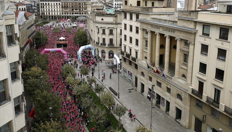 Personas de todas las edades, solas, con amigos o en familia, con patines, bicis, corriendo o andando han vuelto a llenar las calles del color rosa de la asociación, que se había marcado el objetivo de superar los seis mil dorsales del año pasado y llegar