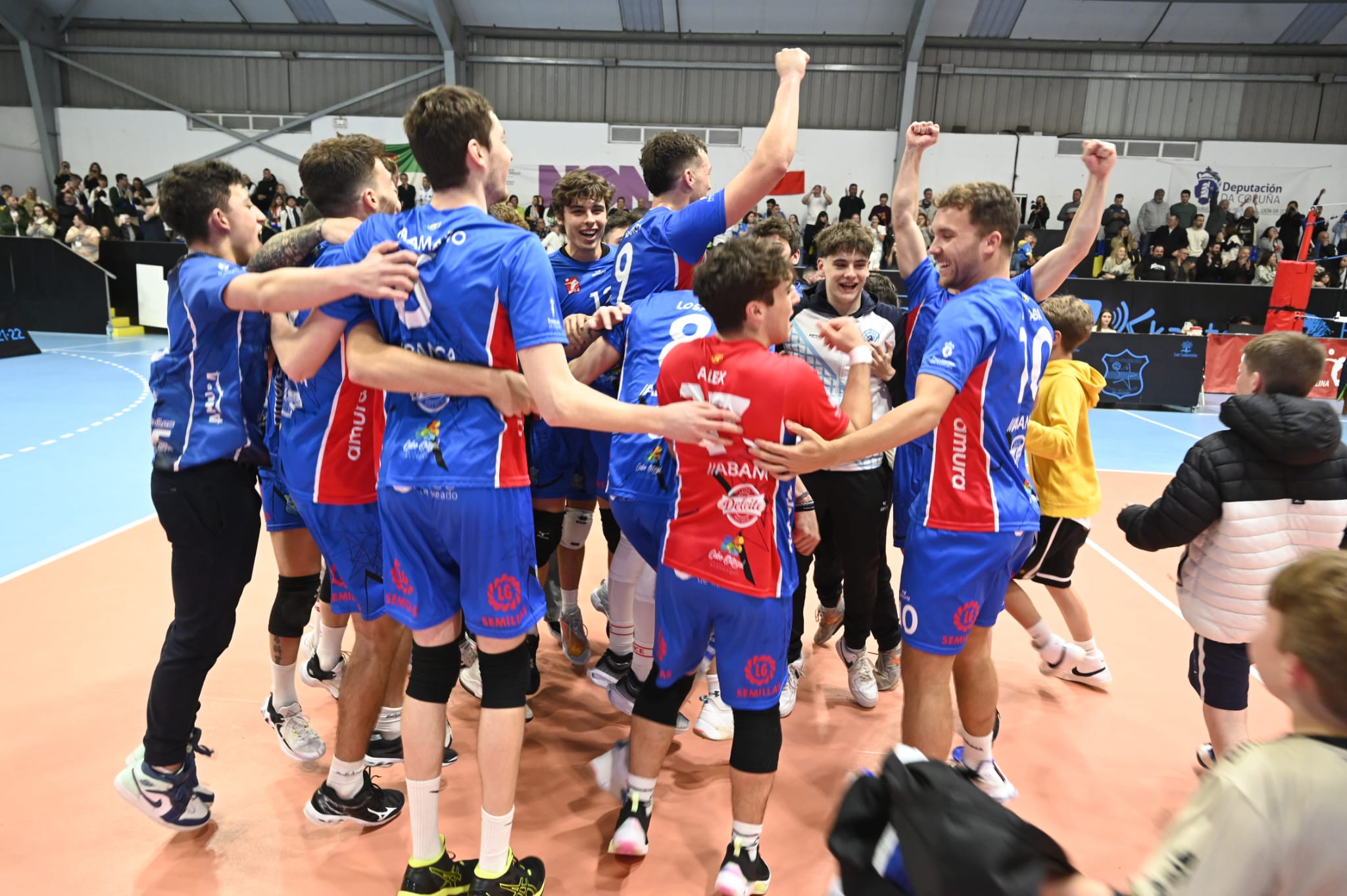 Los jugadores del Intasa San Sadurniño celebran en su pabellón el ascenso a Superliga Masculina de voleibol tras ganar al Textil Santanderina (foto: Cadena SER)