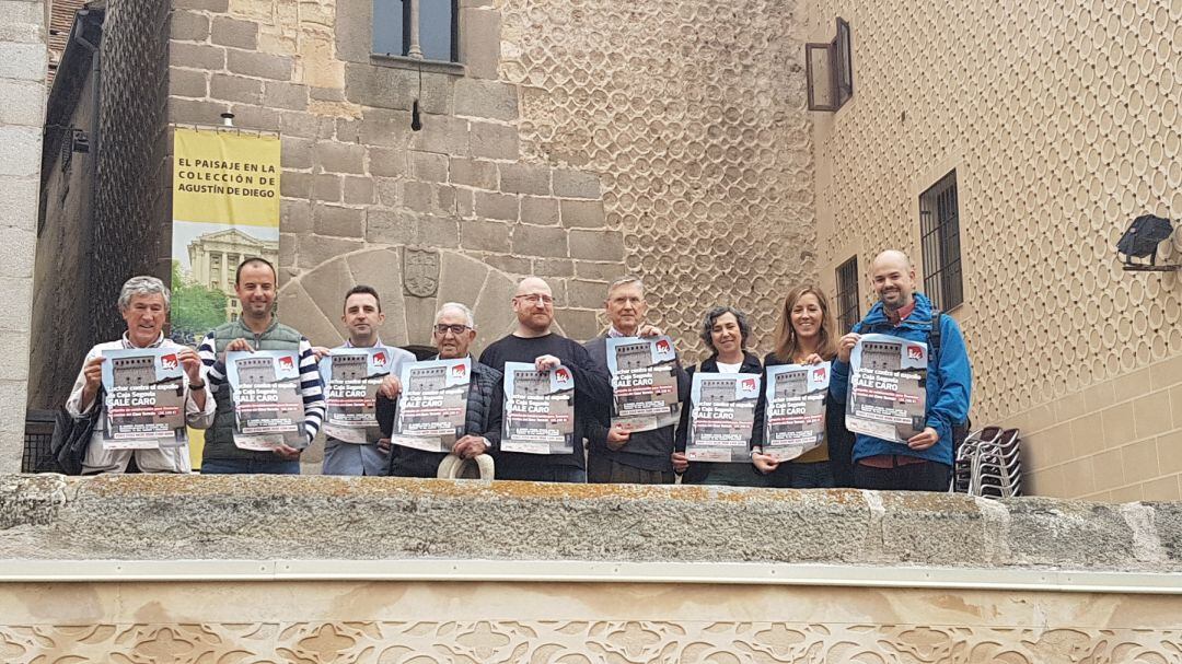 Representantes de IU con los carteles que anuncian la recogida de fondos para pagar las costas del Caso Torreón
