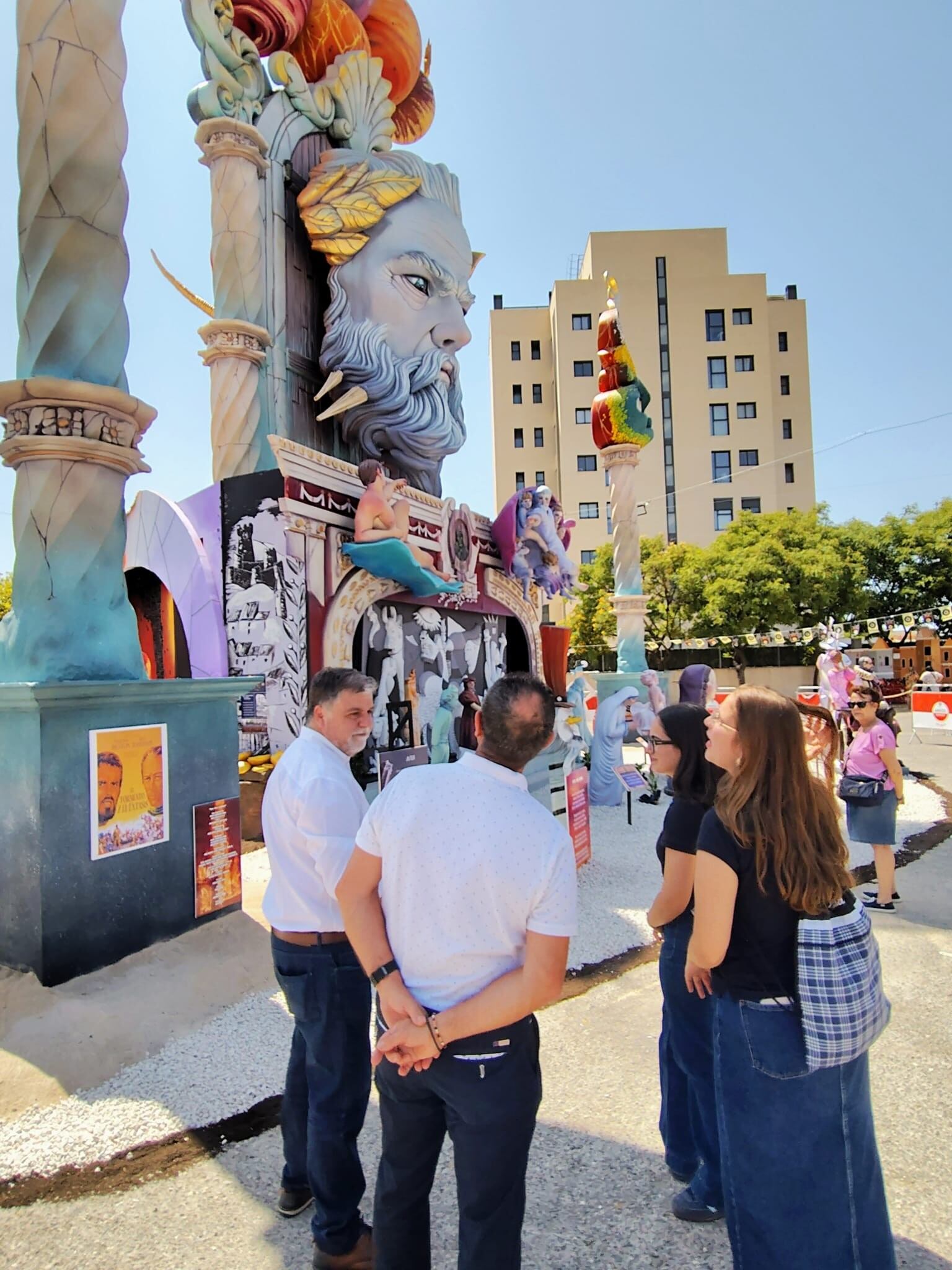 El alcalde, de visita en la hoguera