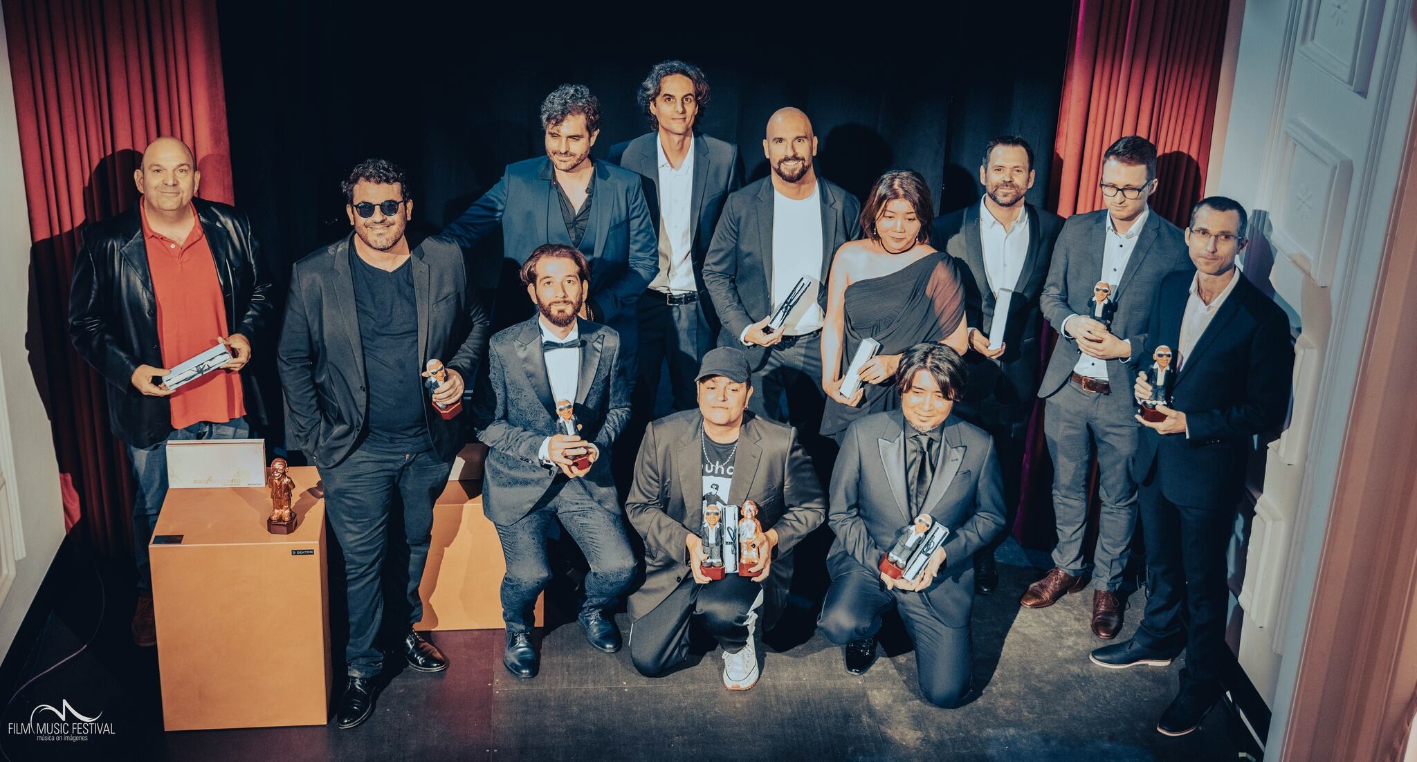 Los premiados de los Jerry Goldsmith Awards posan con los galardones