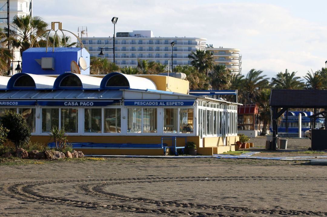 Vista de la playa Playamar en Torremolinos donde se encuentra cerrada junto a los restaurantes y chiringuitos debido al decreto de Estado de Alarma por el COVID-19