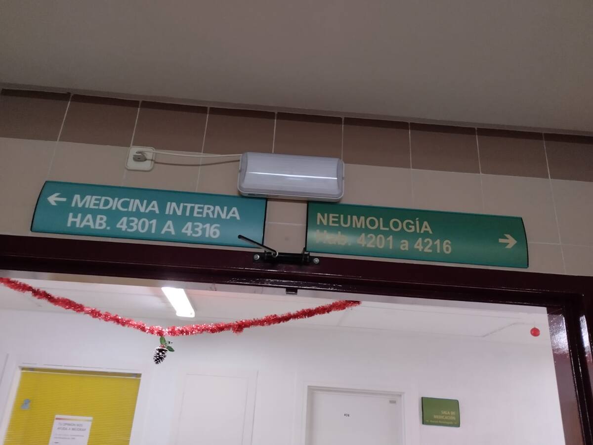 Alertan de la sobrecarga de trabajo en un hospital de Málaga, "con un celador para 180 pacientes y un TCAE para 30"