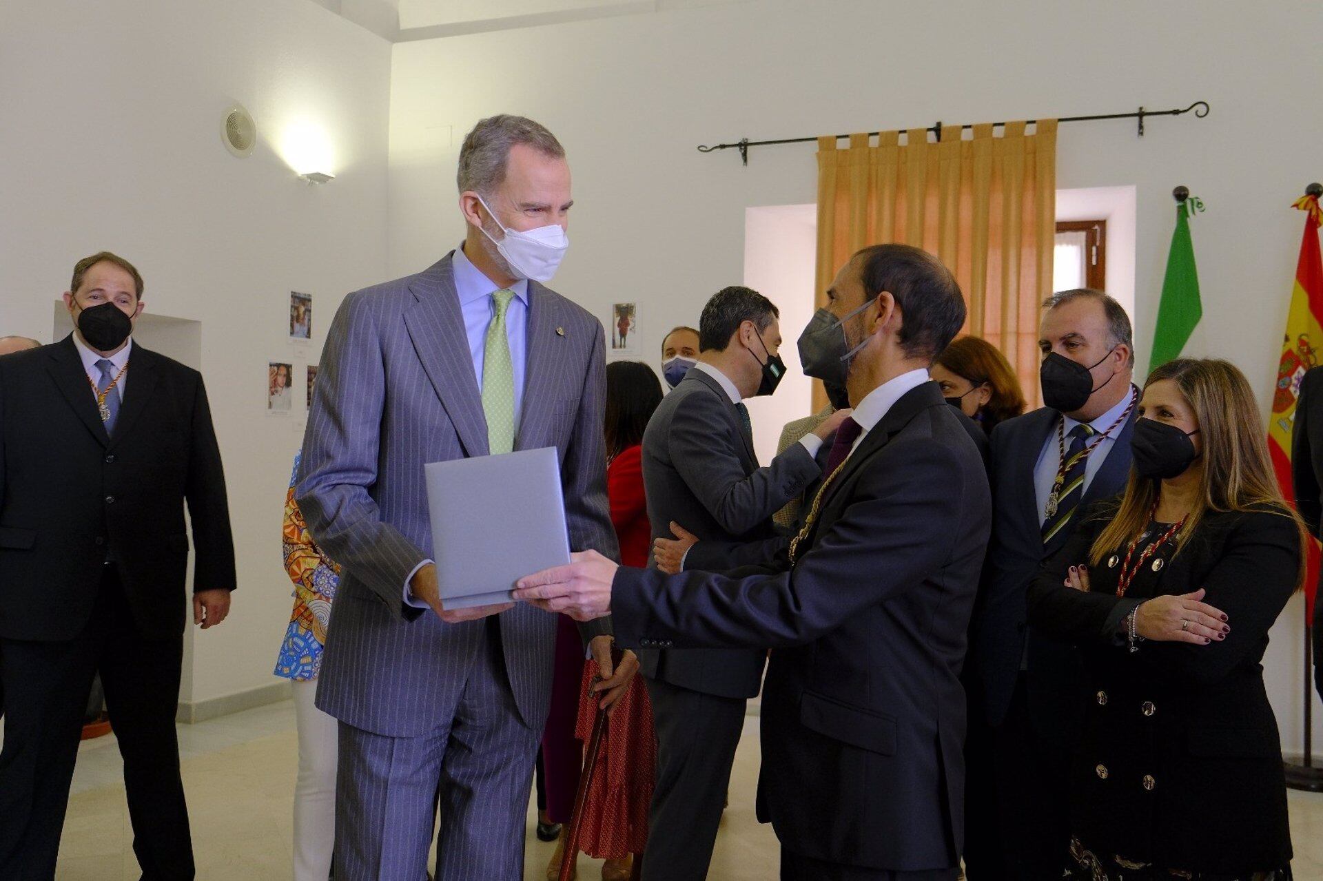 El rey Felipe VI junto a Víctor Mora en un acto en Sanlúcar