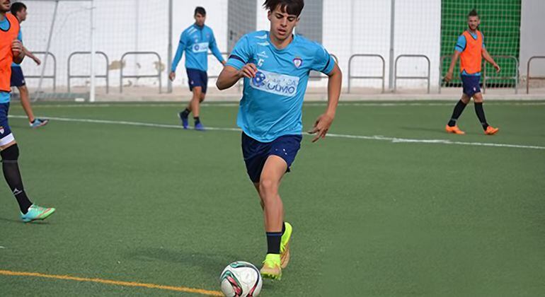 Uno de los jugadores del Real Jaén durante un entrenamiento esta semana.