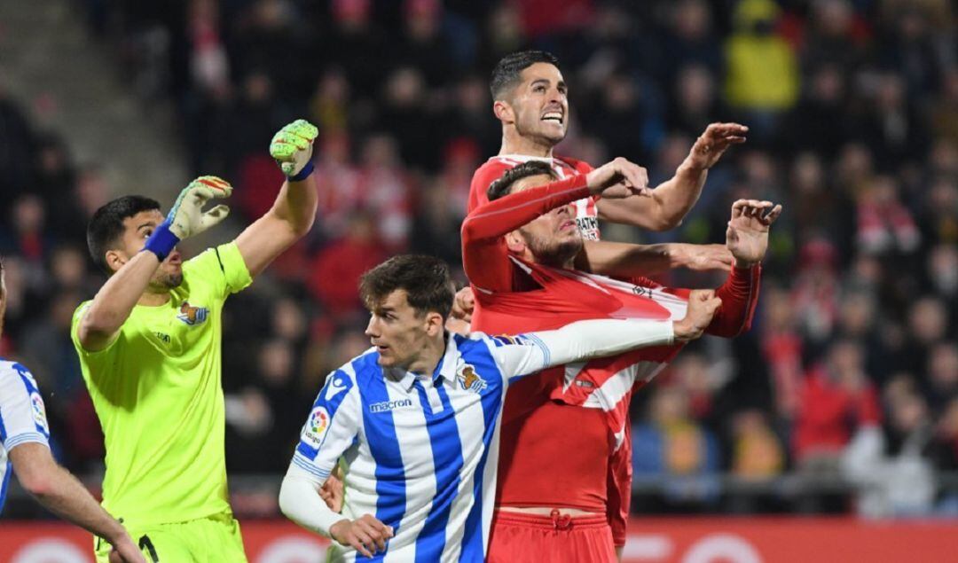 Juanpe, saltant sobre Alcalá en una acció de l&#039;últim partit de lliga, el Girona-Real Sociedad disputat a Montilivi aquest dilluns.