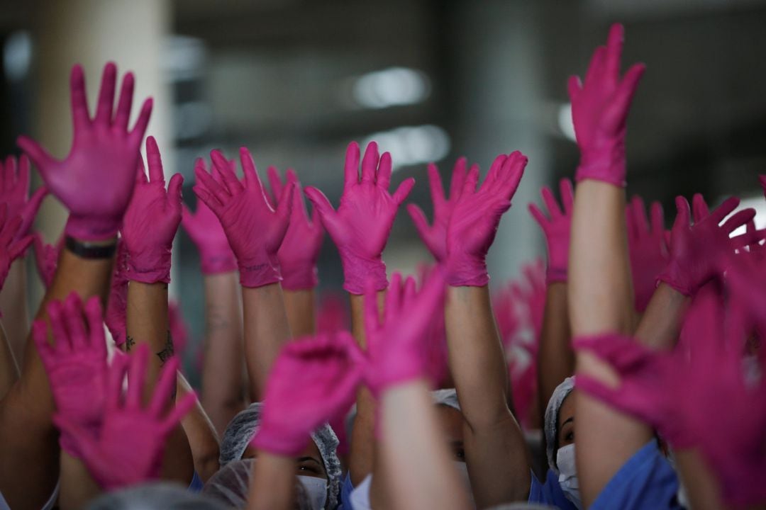 Concentración de sanitarios frente a un hospital