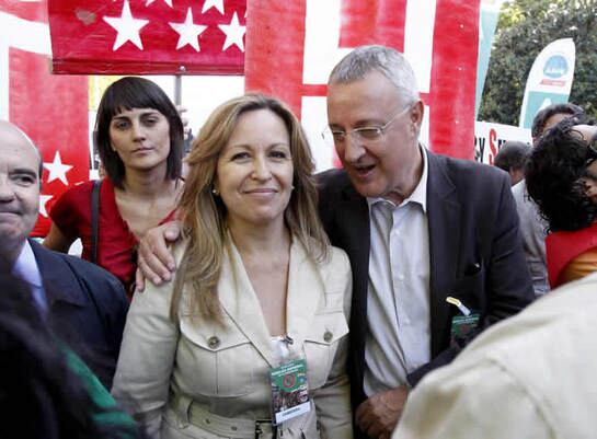 La secretaria de Política Social del PSOE, Trinidad Jiménez, junto al secretario de Ideas y Programas de la Ejecutiva Federal del PSOE, Jesús Caldera, durante la manifestación convocada en Madrid contra de los recortes educativos.