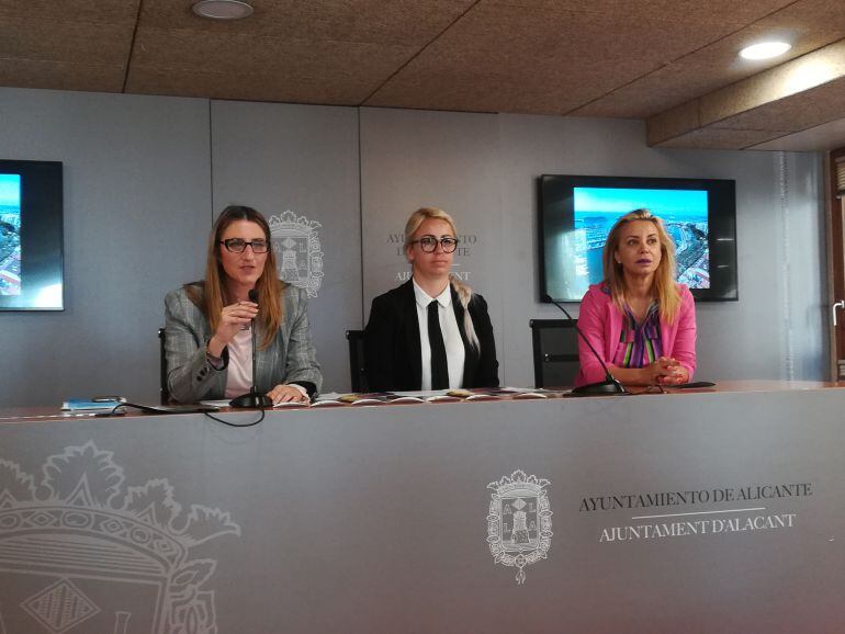 Mª Carmen de España junto a Marisa Gayo en sala de prensa