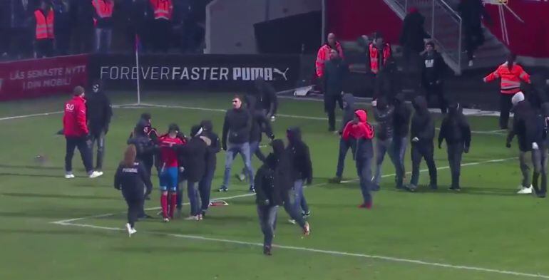 Jordan Larsson, obligado a quitarse su camiseta por los ultras suecos