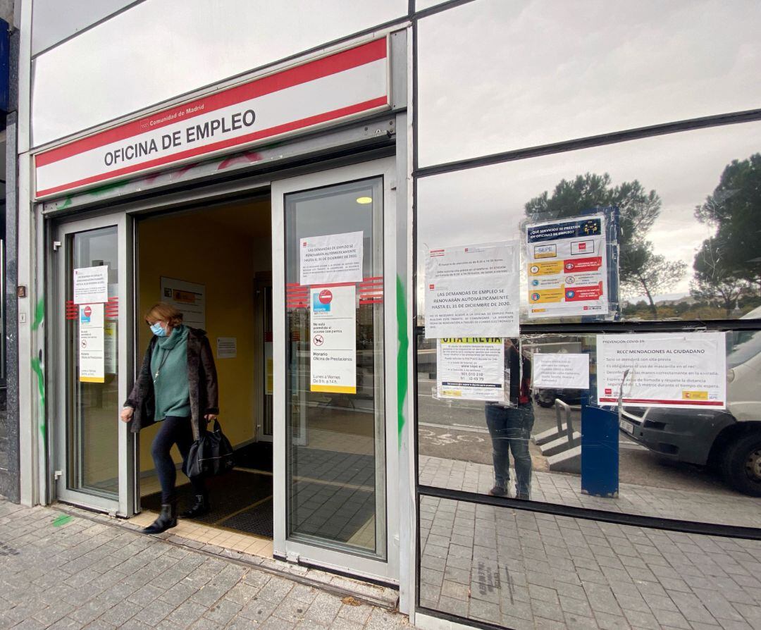 Una mujer sale de una oficina de empleo,