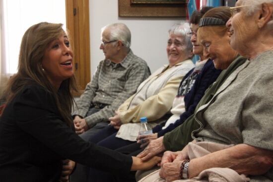 La presidenta del PP visita uns residència d&#039;avis