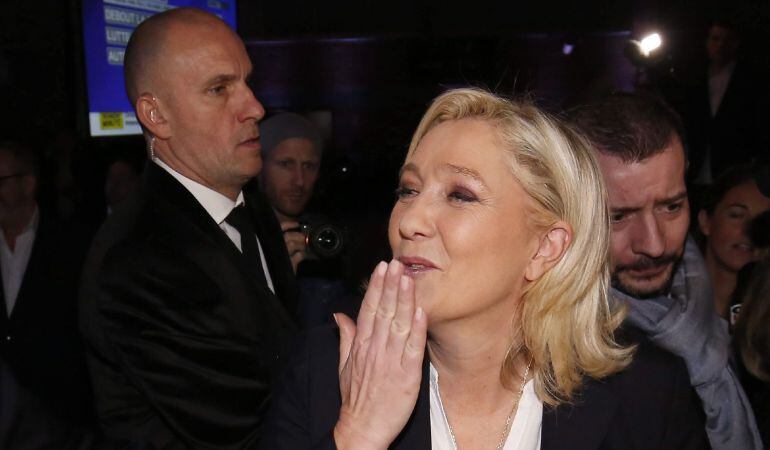 Marine Le Pen, líder del Frente Nacional, lanza un beso a sus seguidores tras valorar los resultados de la primera vuelta de las elecciones regionales 