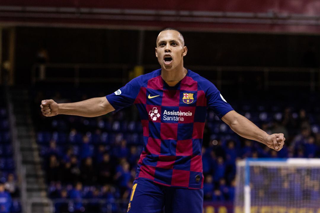 Ferrao celebrant un gol amb el FC Barcelona de Futbol Sala.