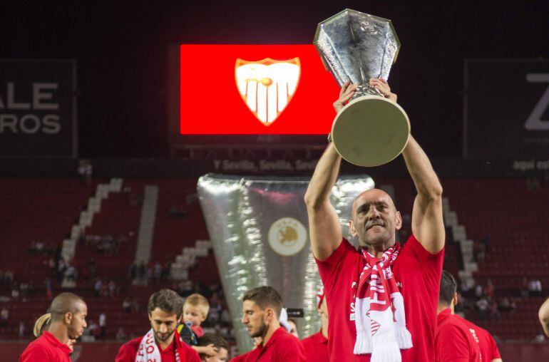El director deportivo del Sevilla FC Ramón Rodríguez "Monchi" festeja con la afición la quinta Liga Europa del equipo sevillista