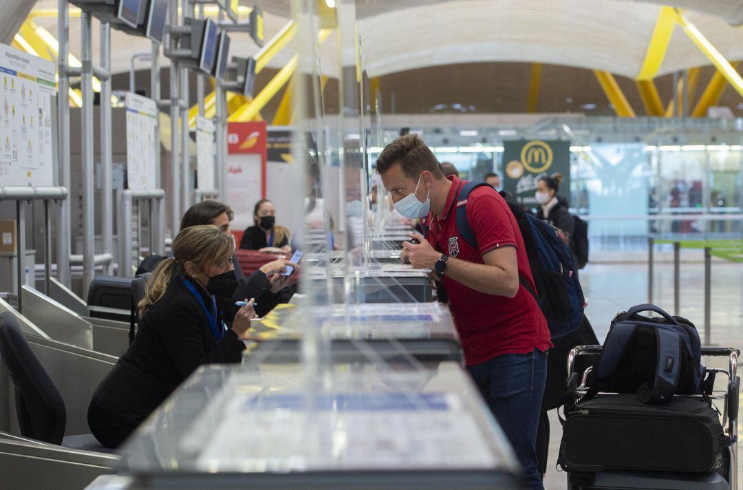 Un pasajero factura su maleta en la T4 del Aeropuerto Adolfo Suárez Madrid-Barajas