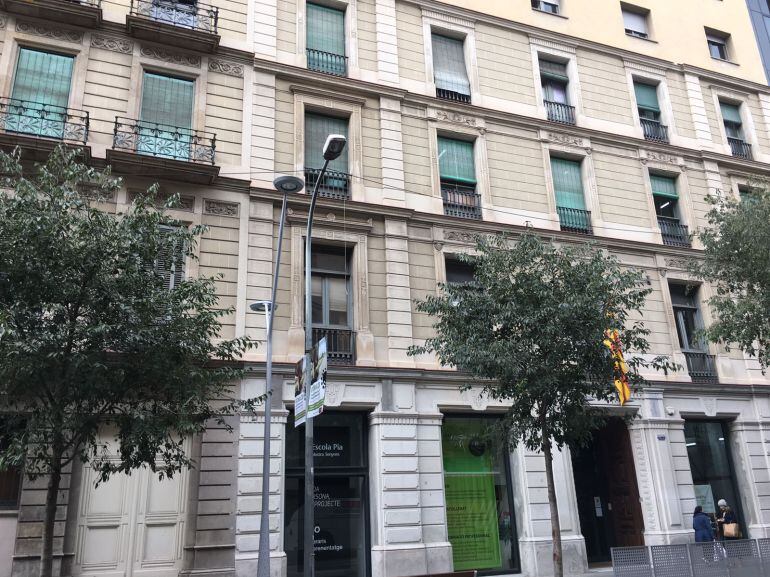 Façana de l'Escola Pia, on ha caigut una alumna del centre de 15 anys des del tercer pis 