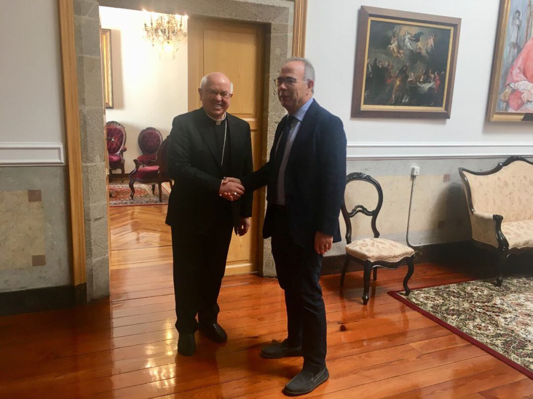 El arzobispo de Santiago, Julián Barrio, y el alcalde de la ciudad, Xosé Sánchez Bugallo, se estrechan las manos antes de la reunión