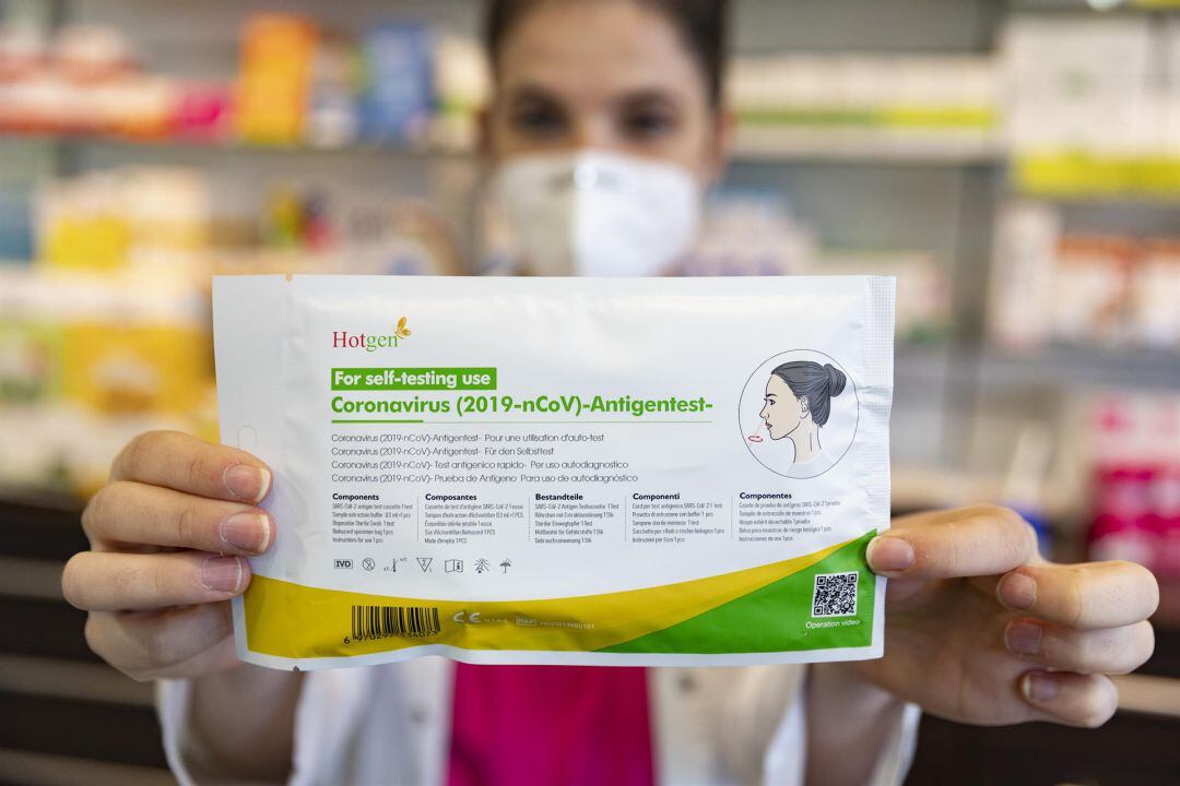 Una farmacéutica muestra un test de antígenos